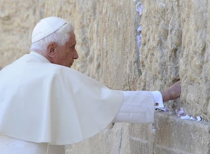 El Pontífice cumple con la tradición de dejar un mensaje en los orificios del Muro de los Lamentos, en la ciudad antigua de Jerusalén, durante la segunda jornada de la visita oficial a Israel