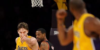 Pau Gasol celebra una canasta con Kobe Bryant 