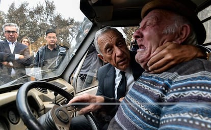 El presidente luso, Marcelo Rebelo de Sousa, consuela a un hombre afectado por los incendios.