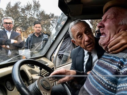 El presidente luso, Marcelo Rebelo de Sousa, consuela a un hombre afectado por los incendios.