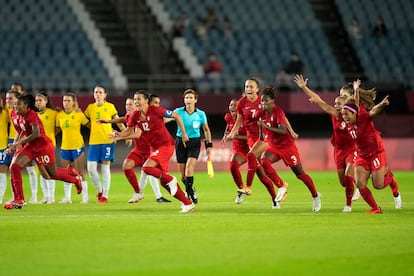 Canadá comemora o gol nos pênaltis que garantiu a classificação na semifinal em Tóquio.