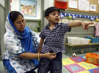 Arfad Miha, con su madre, el primer día de clase en el colegio Antonio Moreno Rosales.