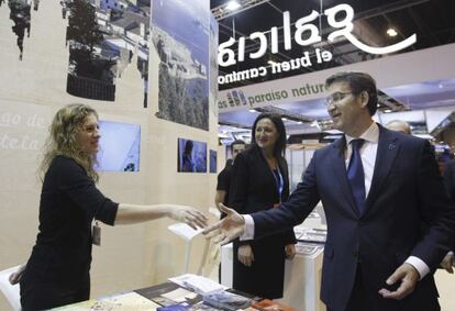 El presidente de la Xunta durante su visita al pabellón de Galicia