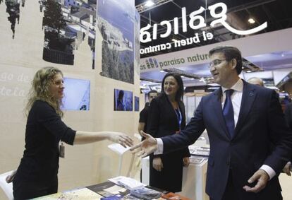  El presidente de la Xunta durante su visita  al pabellón de Galicia