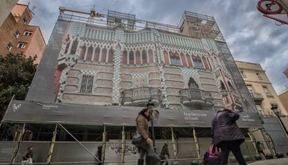 Fachada de la Casa Vicens de Gaud&iacute; en obras para abrirla al p&uacute;blico el pr&oacute;ximo oto&ntilde;o.