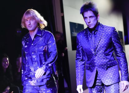 Owen Wilson y, a la derecha, Ben Stiller. O lo que es lo mismo, Hansel McDonald -siguiendo la tendencia con el estilo pijamero- y Derek Zoolander -con un llamativo traje-, en la alfombra morada de Nueva York.