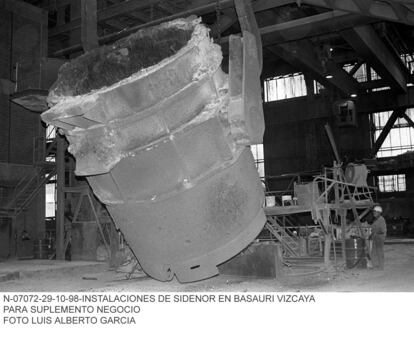 Imagen de 1998 de una de las cubas de fundido en Sidenor, Basauri.