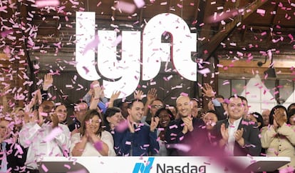 Los cofundadores de Lyft, John Zimmer, tercero por la izquierda, y Logan Green, tercero por la derecha, celebran el debut de su empresa en Bolsa. 