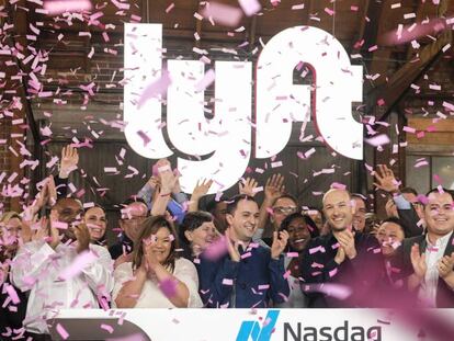 Los cofundadores de Lyft, John Zimmer, tercero por la izquierda, y Logan Green, tercero por la derecha, celebran el debut de su empresa en Bolsa. 