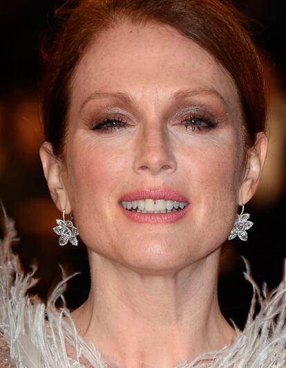 Un poco colgantes eran las flores de Chopard que Julianne Moore también llevó en Cannes.