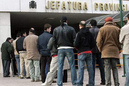 Cola de usuarios en el acceso a la Jefatura Provincial de Tráfico de Madrid.