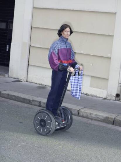 Balenciaga introduce en el lujo arquetipos de prendas que obtiene "observando a los hombres que te cruzas por la calle". En esta imagen, un modelo con la Taxi Jacket y el bolso Supermarket de su colección 'prefall' 2018.