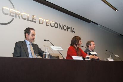 De izquierda a derecha, Carles Casajuana, Cristina Gallach y David Gardner. 