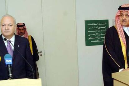 El ministro Moratinos, junto al responsable saudí de Exteriores, Saud al Faisal.