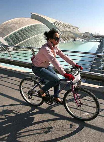 Una ciclista pasea cerca de la Ciudad de las Ciencias, en Valencia.