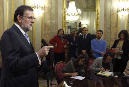 El presidente del PP, Mariano Rajoy, hace declaraciones tras la reunión que el grupo parlamentario popular ha celebrado en el Congreso.