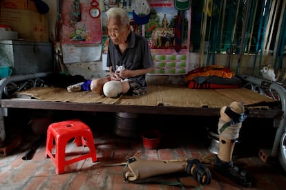 Nguyen Nga Tap, un hombre de 88 años afectado de lepra, juega con sus gatos en la aldea de Van Mon, en el sur de Vietnam. Este es un lugar donde aislar a quienes tienen esta enfermedad. Más de 600 personas con lepra o que se han recuperado viven aquí con el apoyo del Gobierno.  