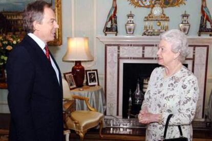 Tony Blair comunica a la reina Isabel su intención de formar Gobierno, ayer en el palacio de Buckingham.