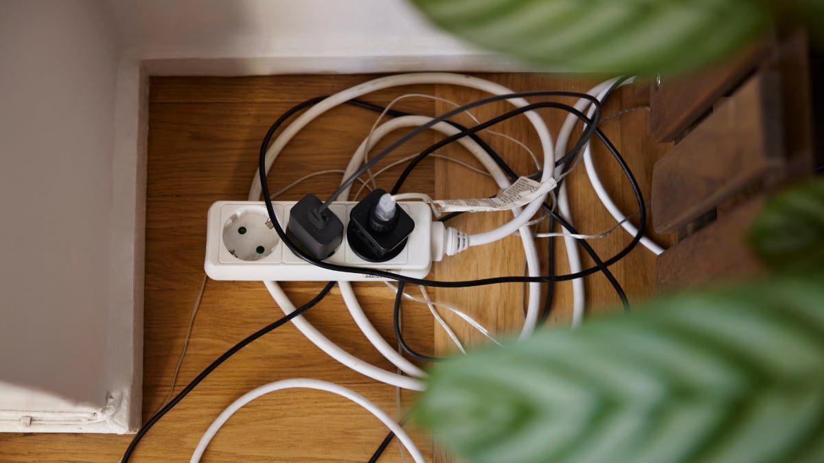 Adiós a las regletas de toda la vida: este dispositivo carga hasta siete dispositivos a la vez y ocupa menos