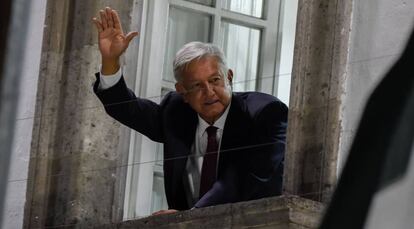 Andrés Manuel López Obrador saluda a sus seguidores.