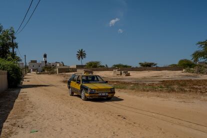 Un taxi atraviesa uno de los caminos de arena de Gandiol, una localidad pesquera del departamento de Saint Louis que vive junto al Atlántico. En este pueblo las casas humildes se mezclan con otras más suntuosas, que suelen pertenecer a familias que tienen a alguno de sus miembros trabajando en el extranjero, como es el caso del marido de Aminata y Awá, pescador en Mauritania.