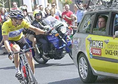 Lance Armstrong conversa con Faustino, el mecánico del ONCE-Eroski, y Marino Lejarreta, delante, durante la etapa de ayer.