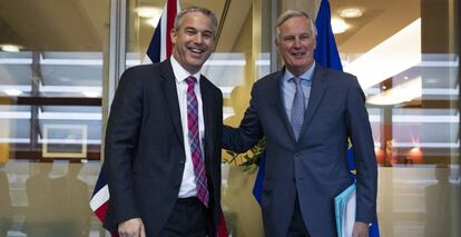 El secretario británico para Brexit, Stephen Barclay,junto al negociador jefe de la UE, Michel Barnier