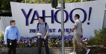 Tres hombres delante de un logo de Yahoo en su sede central de Sunvalley, en California