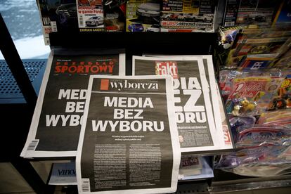 Portadas de periódicos polacos, con el lema "medios sin salida", como parte de la protesta conjunta del pasado 10 de febrero.
