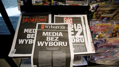 Portadas de periódicos polacos, con el lema "medios sin salida", como parte de la protesta conjunta del pasado 10 de febrero.