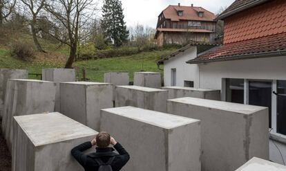 Réplica del monumento al Holocausto enfrente de la casa del líder ultraderechista Björn Höcke,en el pueblo alemán de Bornhagen.