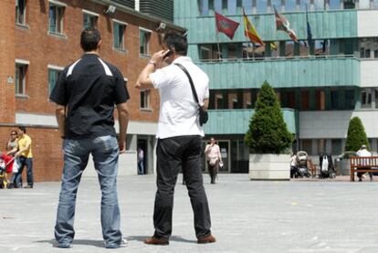 Dos escoltas aguardan a la salida de sus protegidos frente al Ayuntamiento de Barakaldo.