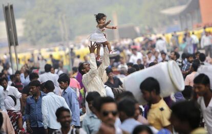 Padre e hija juegan en el exterior de una estación de tren en Nueva Delhi (India), el 24 de octubre de 2014.