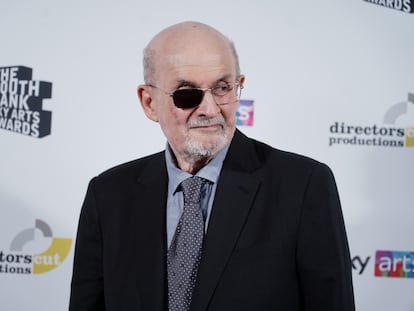 El escritor Salman Rushdie en una ceremonia de entrega de premios en Londres, en julio de 2023.