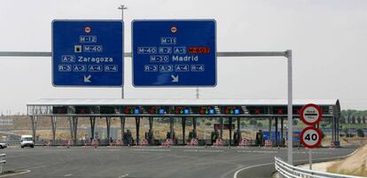 Uno de los accesos a la M-12 de Madrid.