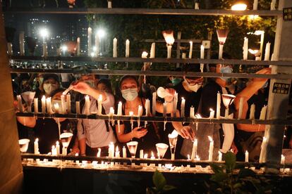 Un grupo de hongkoneses enciende velas en la puerta de un parque de la ciudad durante una vigilia para conmemorar el aniversario de la masacre de Tiananmén de Beijing en 1989.