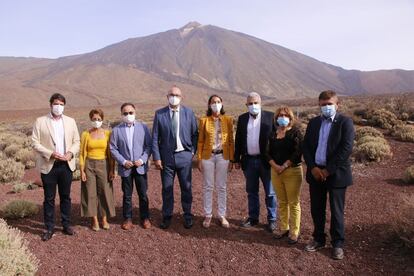La ministra de Turismo, Industria y Comercio, Reyes Maroto, junto a representantes de los municipios turísticos en el Parque Nacional del Teide el 11 de septiembre. 
