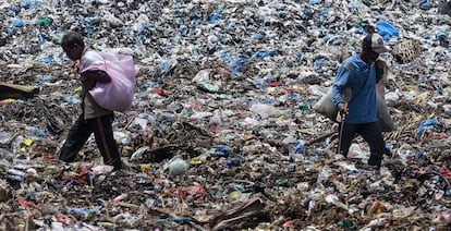 Basurero de plásticos en  Indonesia.
 