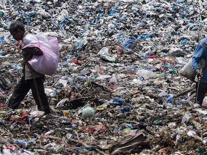 Basurero de plásticos en  Indonesia.
 