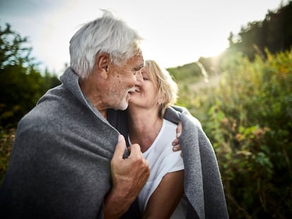 Un hombre junto a su pareja.