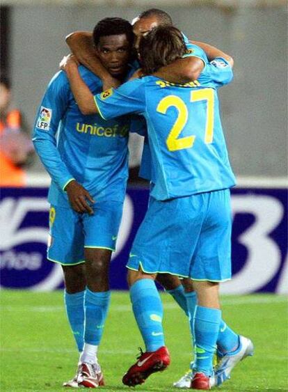 Eto'o, Henry y Bojan celebran el gol del camerunés