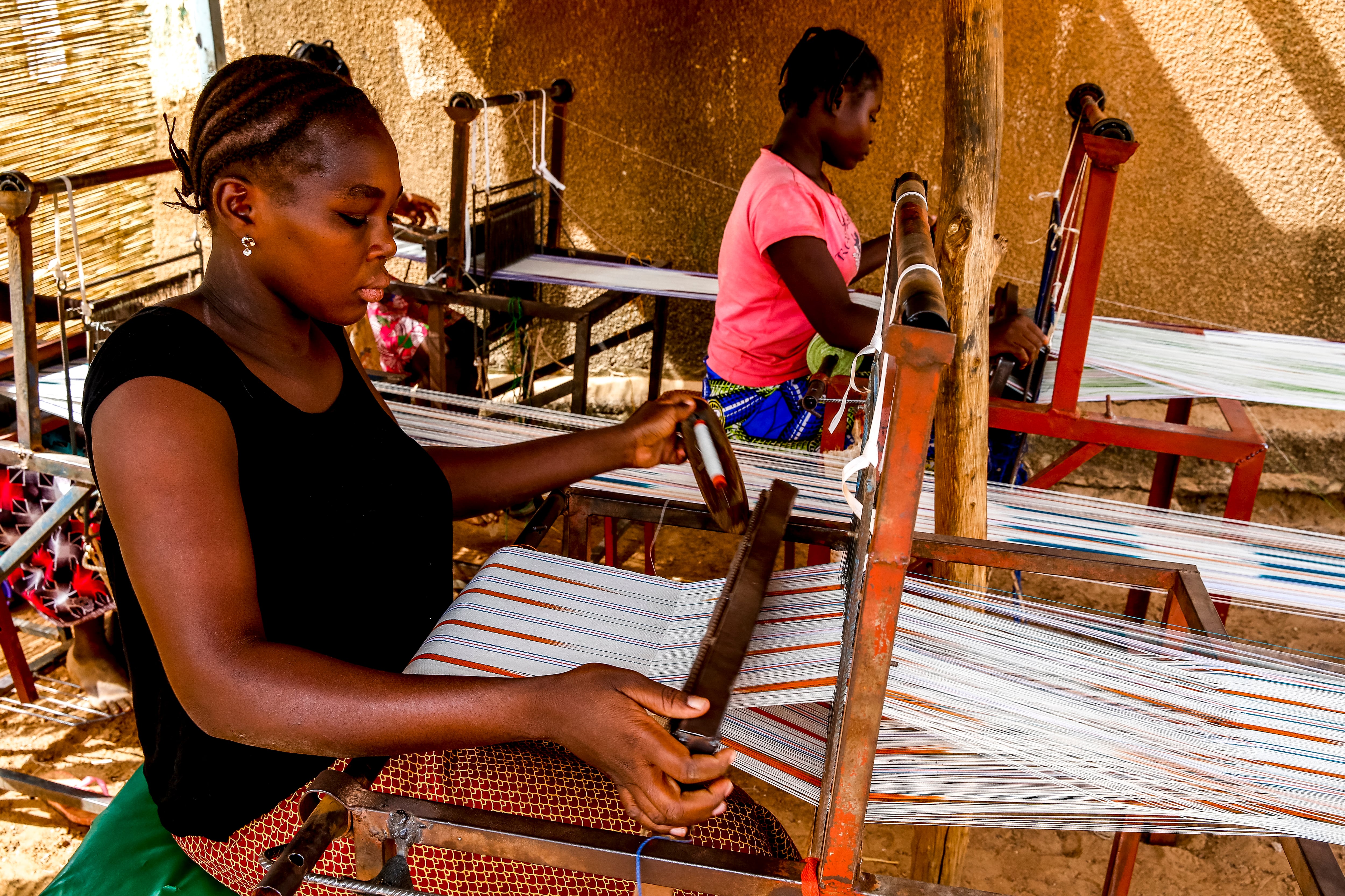 Tejidos africanos frente a togas negras satinadas: el sentimiento anticolonial llega al mundo judicial de Burkina Faso