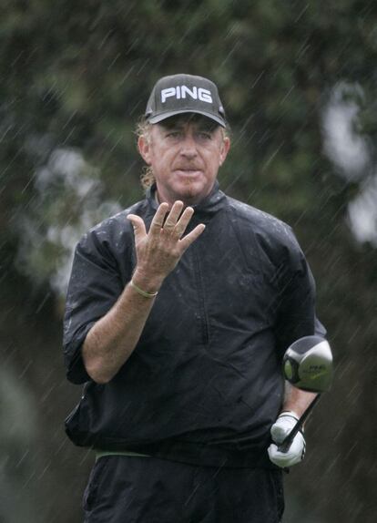Jiménez empapado por la intensa lluvia que se produjo en la segunda jornada de la XXI edición del torneo Volvo Masters de golf, en 2008, que se juega en el campo de Valderrama en Sotogrande (Cadiz).