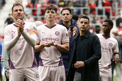 Los jugadores del Girona, junto a su entrenador Míchel, saludan a la afición tras perder ante Osasuna el 13 de abril.