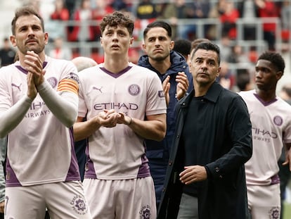 Los jugadores del Girona, junto a su entrenador Míchel, saludan a la afición tras perder ante Osasuna el 13 de abril.