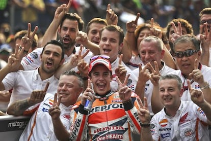 Marc Márquez junto a su equipo al final del Gran Premio de Malasia.