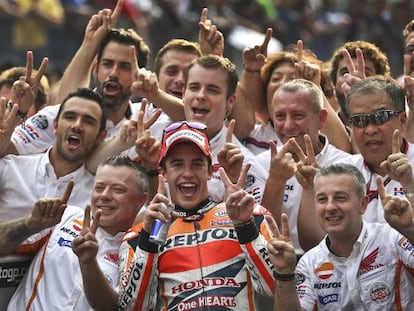 Marc Márquez junto a su equipo al final del Gran Premio de Malasia.