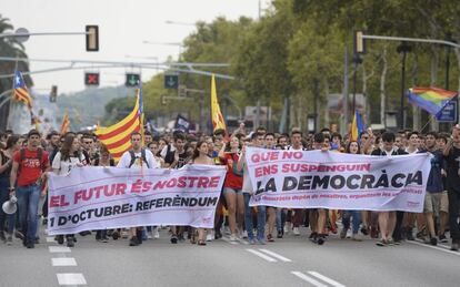 Diversos estudiants subjecten pancartes amb les paraules "El futur és nostre", en una manifestació a favor de la celebració del referèndum de l'1 d'octubre.