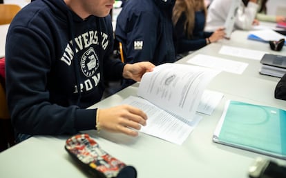 Alumnos en un instituto de Tordesillas (Valladolid), el martes.