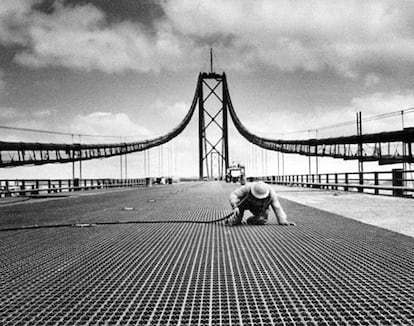 Las obras del puente se iniciaron en 1962. Había que cubrir una distancia de 2.277 metros, 70 metros por encima del agua, aunque las torres principales se alzan 190 metros y se sumergen otros 79 metros.